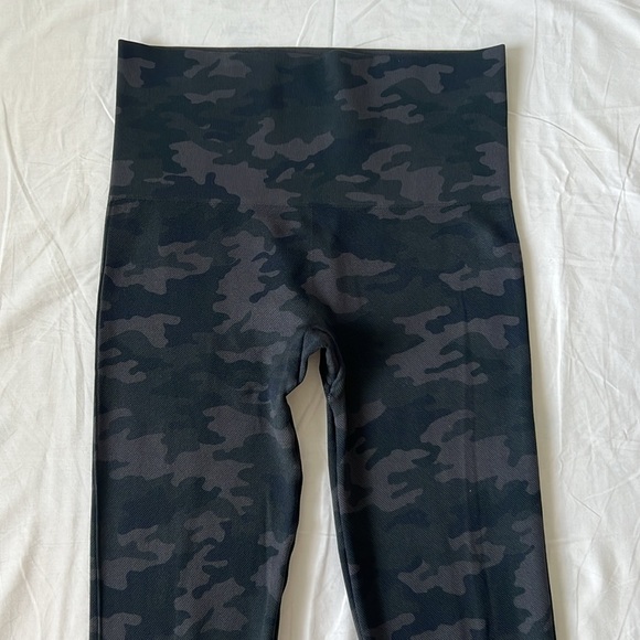 SPANX LOOK AT ME NOW BLACK CAMO LEGGING Size M - Picture 8 of 14